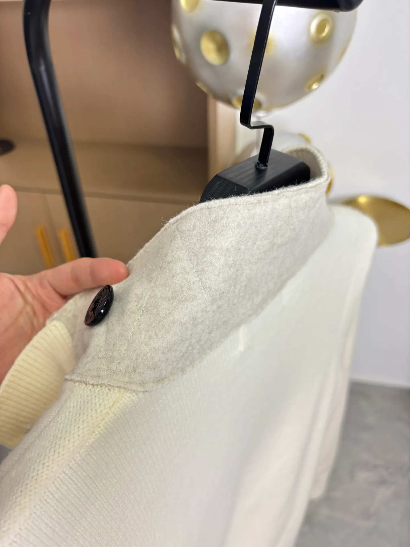 P340 Style number: DC172# Stone Island knitted woolen splicing wool cardigan jacket. The whole garment is made with high-quality machines imported from Germany. Three types of machines. Three weaving methods. The process is complex and tedious. Customized color-dyed wool➕wool splicing. High gram weight, high density and ultra-high quality. The wool is soft, delicate and skin-friendly, and feels soft and silky! The inside is a zipper design and the outside is a button design. The whole garment has nine buttons. It weighs more than 1 kilogram. Color: off-white. Size: S-M-L-Xl.
